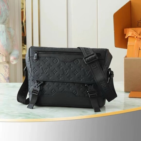 Louis Vuitton Messenger Voyager PM Shoulder Bag - Picture 1 of 9